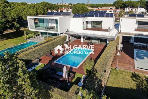 Located in Vilamoura. 4+1 bedroom villa with a contemporary architecture, excellently located in the heart of Vilamoura, this property combines a fantastic location with top quality finishes. Within walking distance to all amenities (Marina, casino, ...