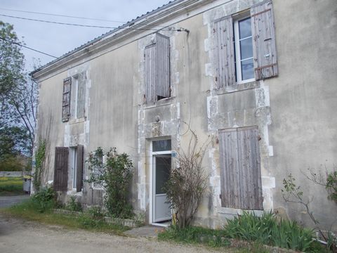 Aumagne sector, Charentaise type house of 110 m2 to be completely renovated with stable part of 100 m2 with good height and roof in very good condition which can be extended or stored. Aumagne is a commune close to Matha, St Jean d'Angély and Cognac ...