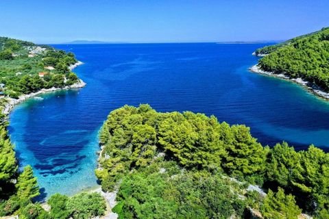 Działka budowlana o powierzchni ok. 2371 m2 w idyllicznej zatoce Poplat na pięknej wyspie Korčula. Położona zaledwie 60 m od jednej z najpiękniejszych plaż na wyspie, kraina ta oferuje spokojną oazę zaledwie 7-8 km od kolorowych wiosek Vela Luka i Bl...