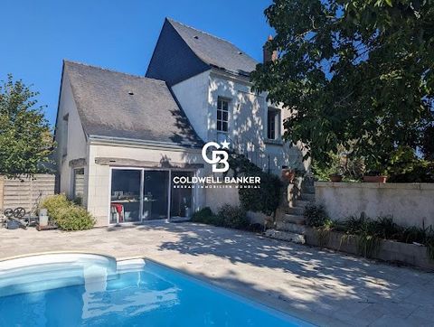 In a small hamlet in Athée-sur-Cher, close to major roads, transportation, and shops, while enjoying the tranquility of the countryside, this magnificent house and its large outbuilding are ideal for various types of projects. The main house, which h...