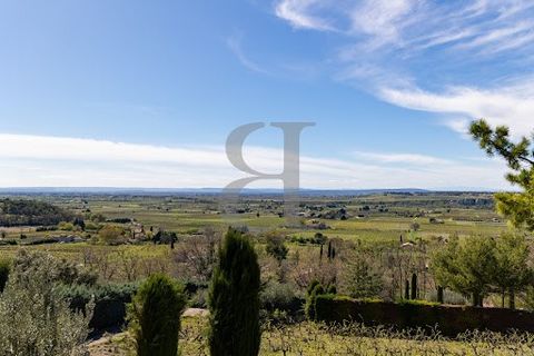 VAISON LA ROMAINE AREA - EXCLUSIVE Drone video available on our website. Splendid dominant view and privileged location for this 170 sqm property set on over 3300 sqm of land, close to a magnificent village. This solid, comfortable villa offers a lar...