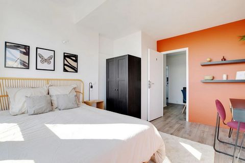 Make this room your new home! Its 12 m² has been completely reimagined to provide the most beautiful Parisian stay. With lively shades of white and orange, this room will bring warmth to your everyday life. Fully equipped, it features a sleeping area...