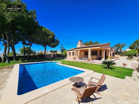 This charming detached villa sits on a spacious plot of 2752m2, offering a spacious and tranquil setting. It has only one floor and offers a charming layout that includes a terrace of 40 m2 overlooking the garden and the pool, ideal for enjoying sunn...