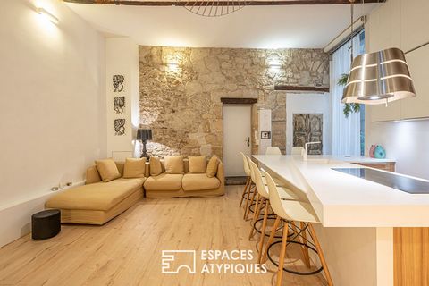 Close to the Arts et Métiers, this former workshop on a courtyard of 68m2 (63.12m2 Carrez) on two levels has been completely restructured by architect. The entrance opens onto a large living room with custom-made kitchen extended by a dining/office a...