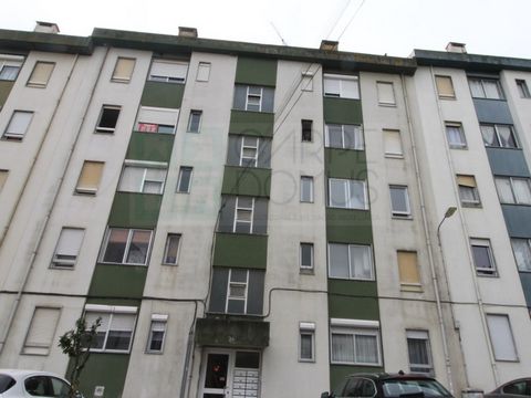 3-kamer appartement, verkocht in de huidige staat van instandhouding, gelegen in Castanheira do Ribatejo, dicht bij verschillende voorzieningen. Het is een 3e verdieping in een gebouw zonder lift. Het appartement bestaat uit een woonkamer, keuken, 2 ...
