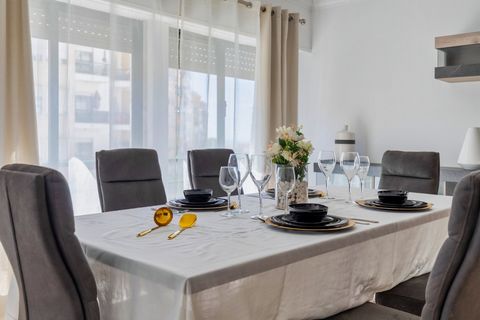 3 bedroom apartment, spacious, airy and fully furnished. With 2 bedrooms, each of which has 2 single beds, 1 suite, 1 social bathroom, 2 wardrobes, 2 balconies, living room, pantry and partially equipped kitchen. It has good sun exposure in all rooms...