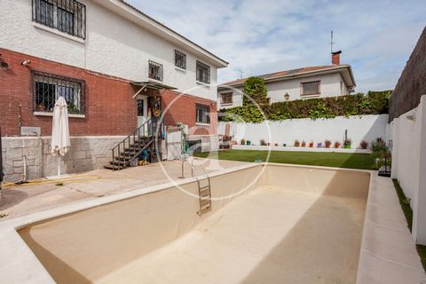 DETACHED HOUSE WITH POOL IN POZUELO DE ALARCON. We present a house located in one of the most representative areas of Pozuelo, with good orientation and solid independent building of three floors on a plot of 535 m² with swimming pool. Each floor occ...