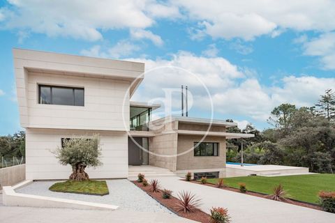 Maison nouveau de 710 m2 avec terrasse et vues dans la région de Ciudalcampo, San Sebastián de los Reyes.La propriété dispose de 5 chambres, 5 salles de bain, piscine, cheminée, 4 places de parking, climatisation, armoires intégrées, buanderie, jardi...