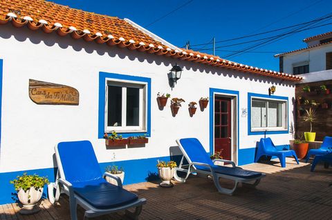 Lovely small farmhouse located in BARRIL, a quiet countryside village just 5 minutes away from Calada beach and 12 km from ERICEIRA village and its beautiful beaches (São Lourenço, Ribeira d’ Ilhas, Coxos, etc). Single storey-house inserted in a lot ...
