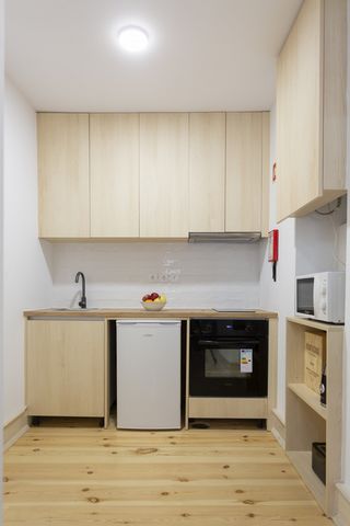 Renovated apartment, located in a building from the end of the 19th century. XVIII, fully equipped, kitchen with oven, small appliances and various utensils, washing machine, fridge, smart TV and internet. Excellent location in downtown Coimbra, clos...