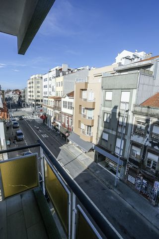 Situado no centro do Porto, zona da Lapa, o Aerophone disponibiliza 3 quartos completos, com todas as amenidades necessárias num lar, e insere-se numa área com transportes à porta (autocarro e metro), supermercados, lavandarias, confeitarias, etc.