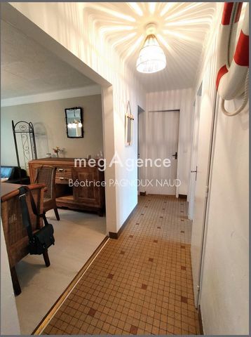 619 / 5?000 Résultats de traduction Résultat de traduction Let yourself be seduced by this apartment renovated in 2022, Very rare in this highly sought-after Bel Air-Printanière district, 8 minutes walk from the Arago market 12 minutes walk from the ...