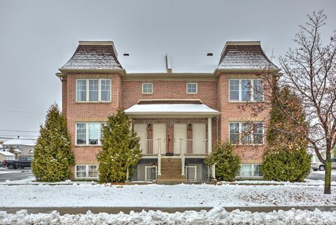 Excellent opportunity for investor! This 2006-built, 100% leased triplex is for sale at 22x gross income. Possibility of purchasing adjoining triplex see listing no. adjoining building no 25957664. Triplex income property perfectly located at the cor...