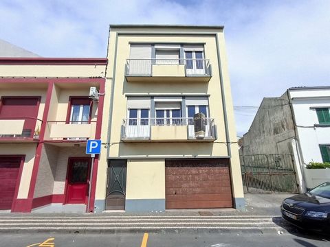 Kommen Sie und entdecken Sie dieses Stadthaus in der Nähe des Zentrums von Ponta Delgada, bestehend aus 3 Schlafzimmern und zwei Schränken/Büroräumen, mit Garage und einem großen Garten. Das Haus ist in einem klassischen Stil, mit sehr guten Oberfläc...