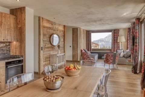 On the first floor, with its own entrance, this 5-room apartment has a total floor area of around 117.52 sq-m. It comprises a spacious living room with an open-plan fitted kitchen giving access to a balcony facing Mont Blanc, 3 double bedrooms, one b...