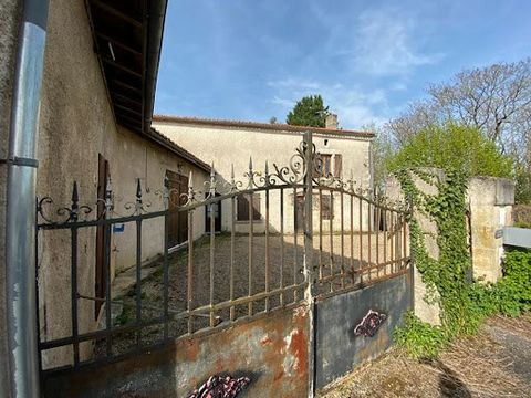 Residential house to renovate. Many possibilities for this property in the heart of a charming village between Mansle and La Rochefoucauld. The living area consists of 3 bedrooms, 1 shower room and a bathroom, the kitchen is fitted out and the living...