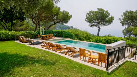Nestled in Eze, on an expansive 9,000 m2 plot, this superb luxury villa spans 350 m2 across two floors. The main house boasts 5 bedrooms and 5 full bathrooms, including a guest bedroom, a well-equipped kitchen, a dining room with a billiards corner, ...