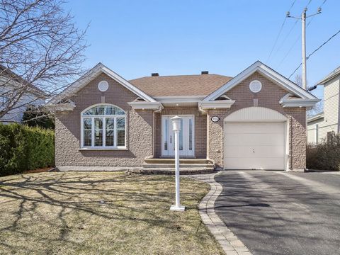 This incredible bungalow with Garage is located in a location in demand in the Vaudreuil-Dorion Area ! Bright open concept with 2 bedrooms, 2 bathrooms large basement to be finished as you wish . This home is available very fast ! INCLUSIONS Light fi...