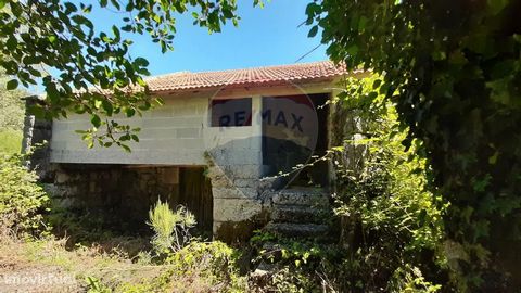 House built in stone, inserted in a land with 105.90 m2 of implantation area and 55.90 m2 of gross construction area. Detached villa where tranquility, close to the river and historical monuments, with excellent views and inserted in the Natural Park...