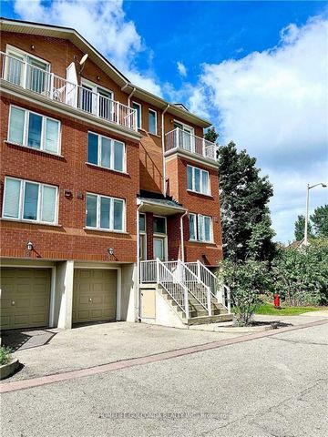 Cheerful Townhouse In Center Of Richmond Hill. Lrg M/Br W/Walk-In Close, Laminate Floor Through Out. Spacious Open Concept Kitchen O/ Bright Breakfast Area, Walkout To Deck! Lots Of Storage Spaces. Steps To Yonge St. Close To Shopping, Viva Transit, ...