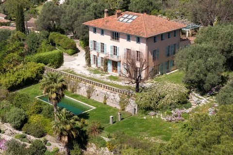 A unique bastide in Nice, offering uninterrupted views over the city of Nice and the Baie des Anges. This is a totally charming property in an exclusive setting where peace and serenity reign. The 4500 m2 plot includes the bastide of approximately 65...