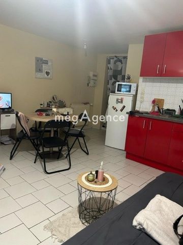 At the western entrance to Poitiers, close to all amenities and bus lines, we offer this apartment with an area of approximately 31m², located on the ground floor. This property is aimed at owners wishing to invest or live there. It has a bright livi...