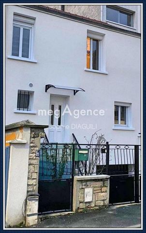 Ronald Relmy invites you to discover this beautiful T4 townhouse of 63 m², renovated in December 2023 and 13 minutes walk from the banks of the Marne and the island of Martin Pêcheur Town house of 63 m² Carrez law, facing E/W. Ideally located near sc...