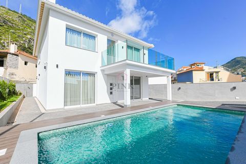 Spectacular villa, located in Machico nearby all goods and services and its historic center and 5 min walk yellow sand beach, completely renovated with quality materials, this villa offers all the comfort with modern features. It consists of two floo...