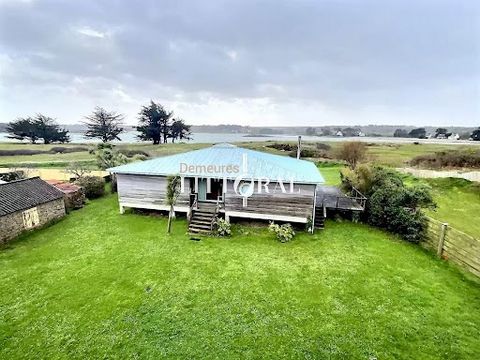Just steps from a magnificent sandy beach and facing a legendary island, this charming single-storey house, bathed in natural light, offers you an incomparable coastal experience. With a surface area of ​​117 m², this residence built in 1990 by a ren...