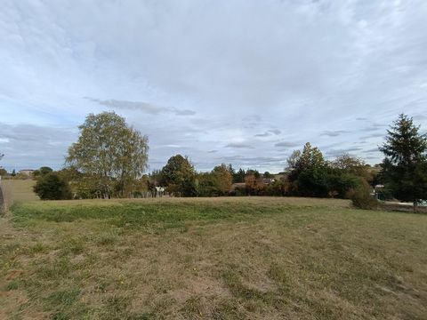 Located in Fossemagne, in the heart of the beautiful Dordogne, (18km de Boulazac Isle Manoire et 8km de Thenon) this plot is just 150 meters from the town hall, meaning you are close to all the amenities you may need, whilst still enjoying the peace ...