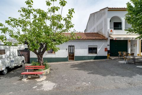 Cette villa de 3 pièces à Viana do Alentejo est une opportunité intéressante pour ceux qui recherchent un équilibre entre le confort de la campagne et la proximité de la ville. Avec suffisamment d'espace pour créer un environnement accueillant et fon...