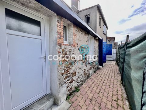 ORÉE D'ANJOU - SAINT LAURENT DES AUTELS 49 270 - For sale, semi-detached town house to renovate of 107 m2 with exterior of about 28 m2. Reference 1254NJ Entrance leading to a spacious living room, followed by a kitchen, wc. Upstairs you will find 3 b...