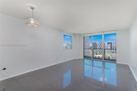 Spacious North East Corner Unit in Brickell with views of Biscayne Bay all the way to the Atlantic Ocean. Walking distance to all the great restaurants in Brickell, including Sexy Fish and Zuma, and right across the street from all the shops, dining,...