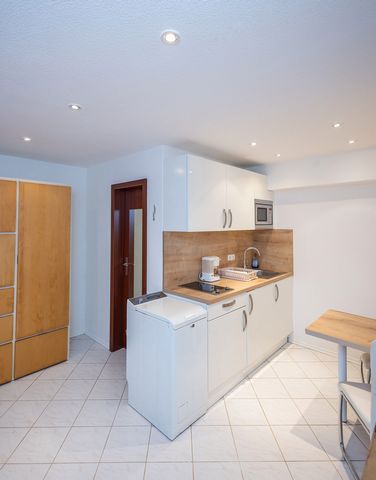 We welcome you in the exclusive living near the woods feeling as an apartment. A fully automatic heating system provides you with any temperature you desire. A walk-in rain shower invites you to stay longer in the bathroom. Bus 751 (bus stop 100 mete...