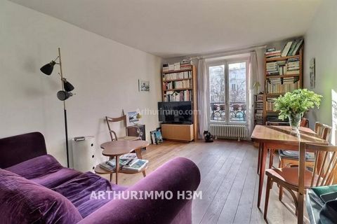 Ideally located a stone's throw from the famous Père Lachaise in the 20th arrondissement, on the 2nd floor of a well-maintained old building. This apartment represents an opportunity for those looking to settle in a vibrant area of the capital. Stren...