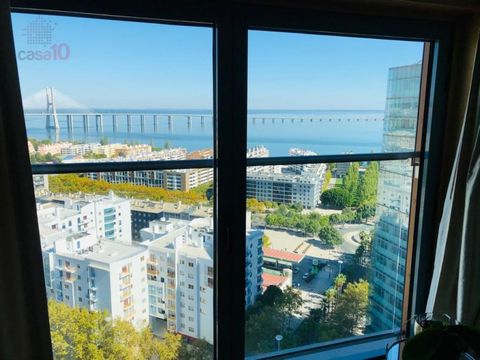 Fabulous T1 for sale with Front River view in the center of the Parque das Nações. High floor with exclusive view over the Expo; Room with glazed spans to the ground that allow you to enjoy an even more privileged frontal view over the Tagus River; F...