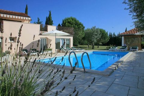 Villa Rosy nabij Rovinj is een vakantiehuis met zwembad in Istrië, weg van de drukte, omgeven door de natuur en met uitzicht op de zee.