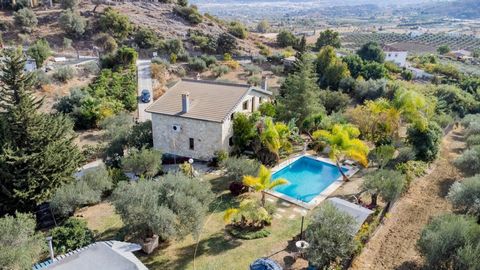 We present you in exclusive this fantastic Villa in Coín of more than 6.000 m2, just in front of La Trocha Shopping Center. Amazing country house of a unique style and privileged location, 1 minute away from the Coín's Shopping Center, that in a...