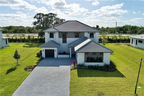 Brand new luxury home in Davie! This captivating residence offers the epitome of contemporary living. Nestled within a serene neighborhood, this charming home boasts modern architectural elements and stylish design features. The interior showcases sl...