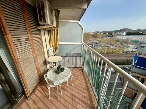 Wonen op een steenworp afstand van de stranden van de Costa Daurada is een voorrecht voor de zintuigen, en met dit appartement kunt u dat bereiken. Appartement op 50 meter van het strand van Calafell.... Het bestaat uit een woon-eetkamer, 3 slaapkame...