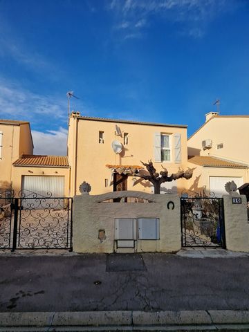 Narbonne -Exclusivity- the real estate office offers you a type 4 house with double garden and garge of 18m2. This house consists of: An entrance hall with corridor leading to the living room of 28m2 with French doors to the garden, a toilet with was...