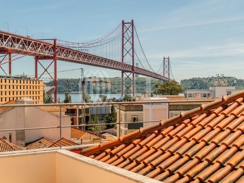 Appartement en duplex 6 pièces, en penthouse, offrant 352 m² de superficie brute privée, une terrasse et un garage, dans le Palácio da Junqueira, à Alcântara, Lisbonne. L'appartement bénéficie d'une lumière naturelle abondante et d'une vue dégagée su...