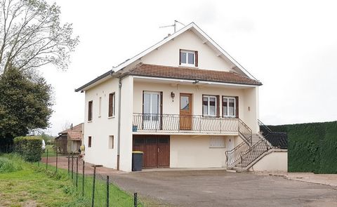 Pavilion on Basement on a plot of about 750 m2. This pavilion comprises in the basement a large veranda, a summer kitchen, a cellar, a toilet, a hallway room and a garage. On the 1st floor the house is composed of a fitted kitchen, a living room open...