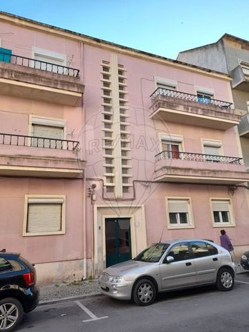 Description 2 bedroom apartment with patio Apartment for total works. Good opportunity to remodel your new home to your liking. Located in a residential and quiet area of Lavradio, in the center of Barreiro, close to all kinds of commerce, services a...