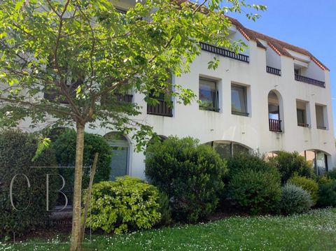 In the popular area of Genette in La Rochelle, quiet and close to all amenities (bus, shops, doctors) I offer this apartment of 46m2 located on the ground floor of a secure residence of 2 floors. It consists of a spacious entrance with a large closet...
