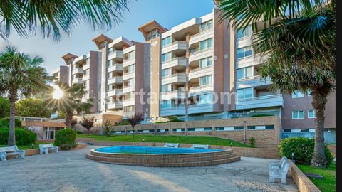 Excellent 3 bedroom flat next to the roundabout of Areosa. In this appartment stands out a large living room, with access to a balcony and huge windows, overlooking the garden and the lake of the condominium. At the entrance of the appartment, we fin...