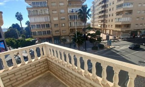 Second floor apartment, well located; with garage in front of Club Nautico de Torrevieja.It consists of upon entering a spacious hall, 3 large furnished bedrooms, one of them with an en-suite bathroom, 1 large social bathroom, an independent kitchen ...
