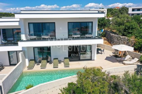 We are selling this luxury duplex villa with a swimming pool and a spectacular view of the sea, located in a great location in the small town of Jakišnica on the island of Pag. The villa is divided into a ground floor and a first floor: Ground floor:...