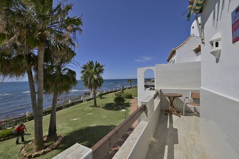 Frontline beach ! Stunning sea views! A beautiful top floor apartment positioned on the first line beach in Calahonda, Mijas Costa. Comprising of two bedrooms and two bathrooms, the master bedroom is en-suite with access to the terrace, there is a br...
