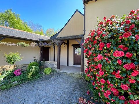 On the edge of a Breton forest, this elegant country residence offers a beautiful living space in the heart of a green setting where trees and flowers flourish throughout the seasons. At the crossroads of Dinan, Brocéliande and Moncontour, the proper...